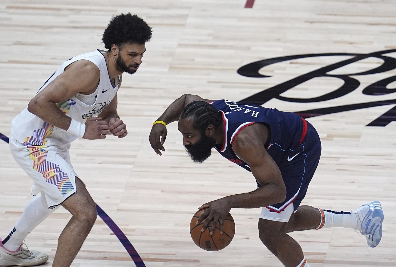 九游娱乐-哈登重返赛场，大比分获胜首场状态出色，巴黎圣日耳曼观众沸腾！赛场气氛高涨的简单介绍